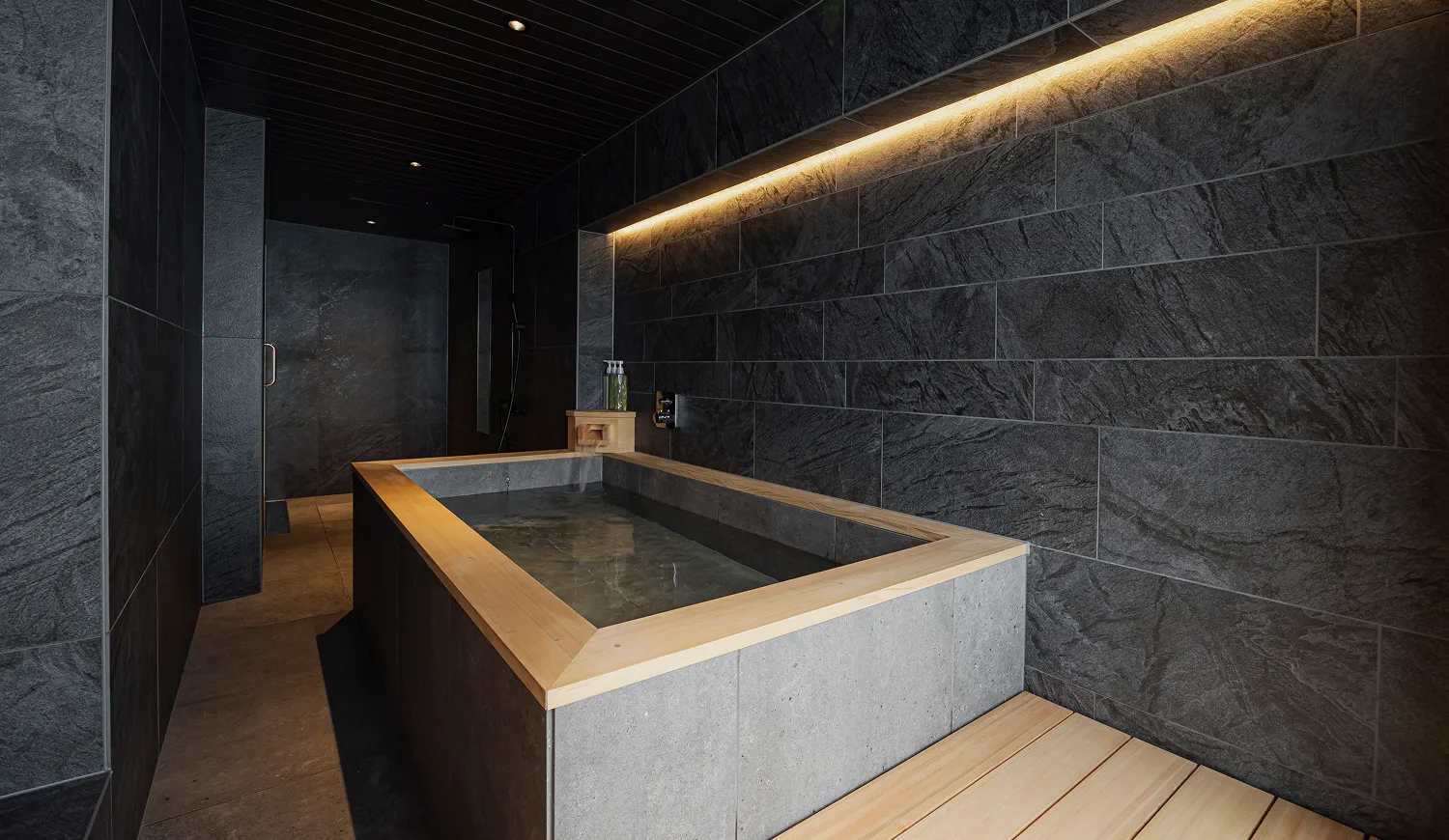 シンプルで落ち着いた設えが、心にそっと寄り添います。