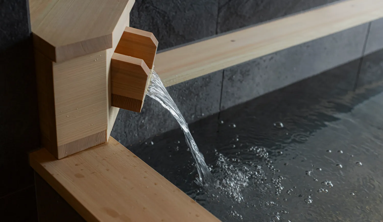 シンプルで落ち着いた設えが、心にそっと寄り添います。